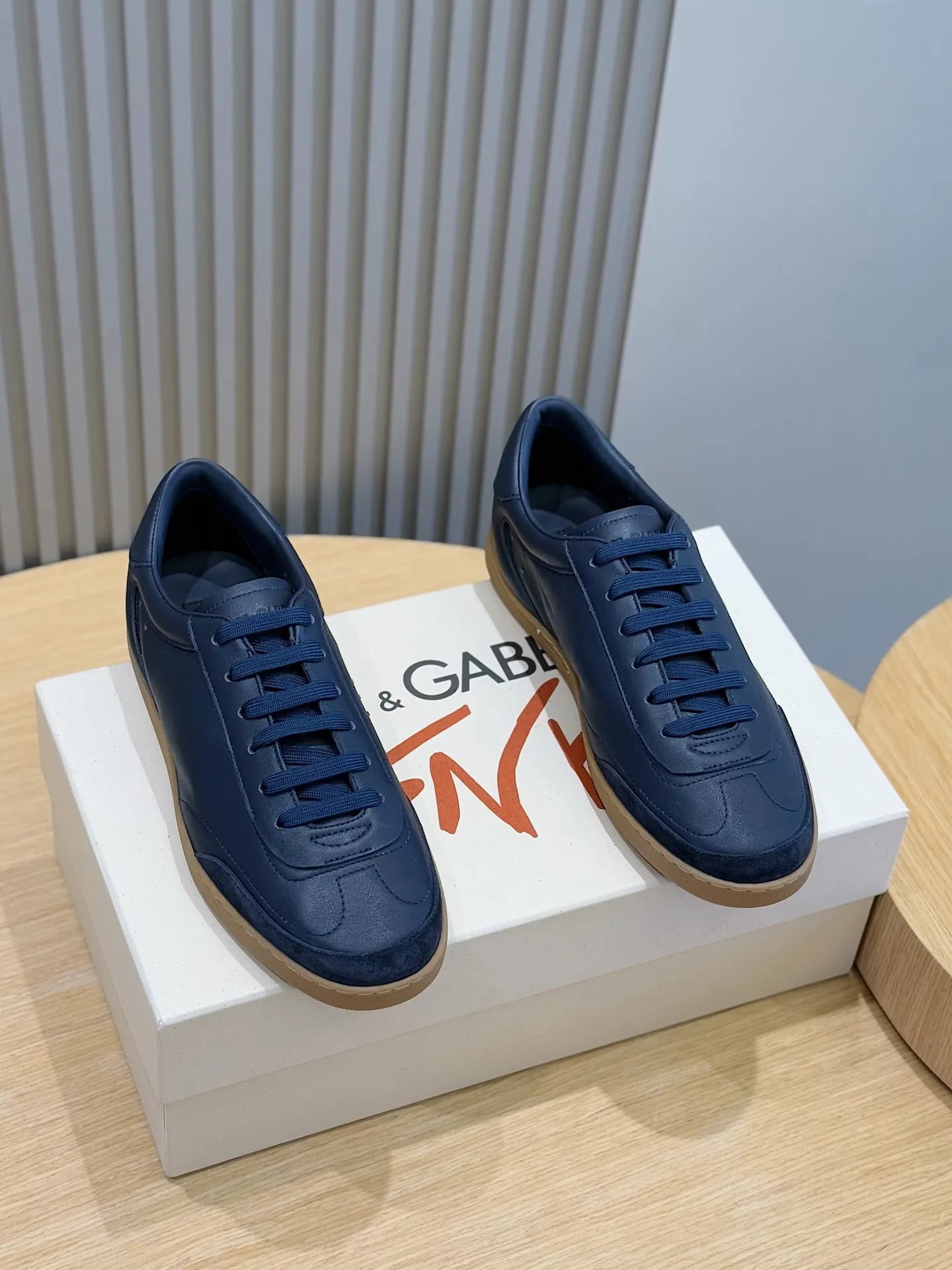 Men's Men's Shoes💰400 [New Style]🐏🐏DG men's calfskin sneakers Portofino Yacht shoes, simple and versatile design, unique saddle leather soles. The Dolce &G logo rear wing is the icing on the cake. Imported cowhide + rubber outsole Size: 39-44 (customized at 38.45)